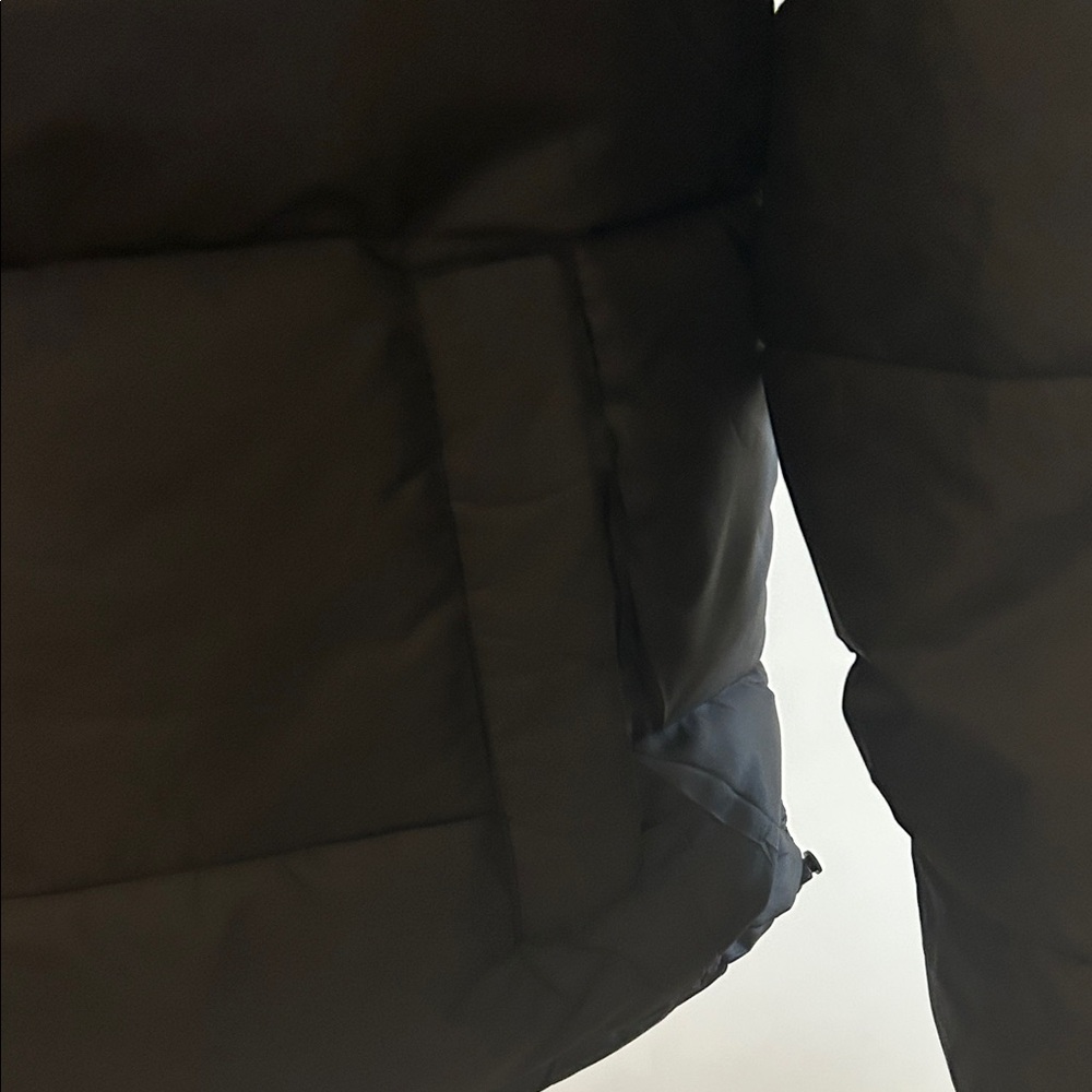 Elegant Black Puffer Jacket - Picture 4 of 6